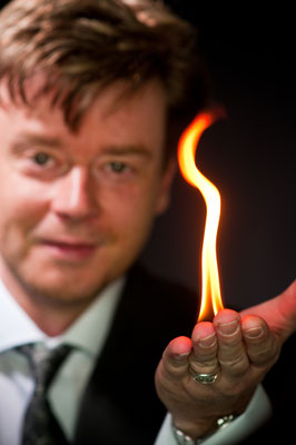  Suchen Sie nach einer magischen Show für Ihre Hochzeit, Firmenfeier oder Geburtstag in Wiesbaden? Ein Illusionskünstler bringt Spannung und Staunen 🪄 direkt zu Ihren Gästen.