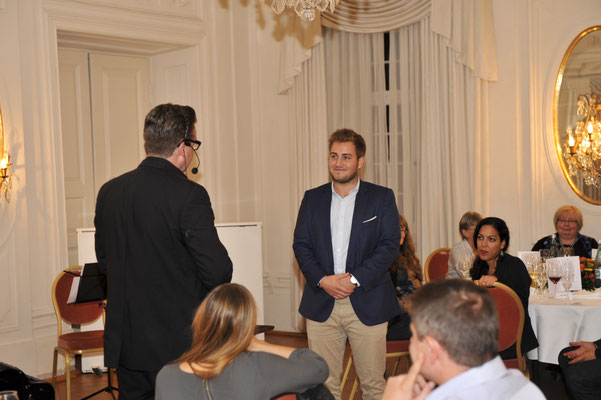 Erleben Sie die Magie in Kehl! 🪄✨ Buchen Sie einen Zauberer für fesselnde Unterhaltung und unvergessliche Momente auf Ihrer Veranstaltung.