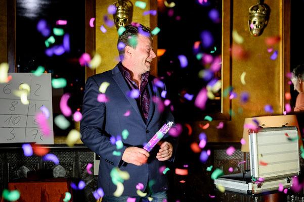 Diese Künstler treten nicht im Stillen auf, sondern interagieren kontinuierlich mit den Gästen, sodass jedes Event einen spürbaren Impulsschub erhält, wenn der Zauberer, Magier das nächste Highlight enthüllt.