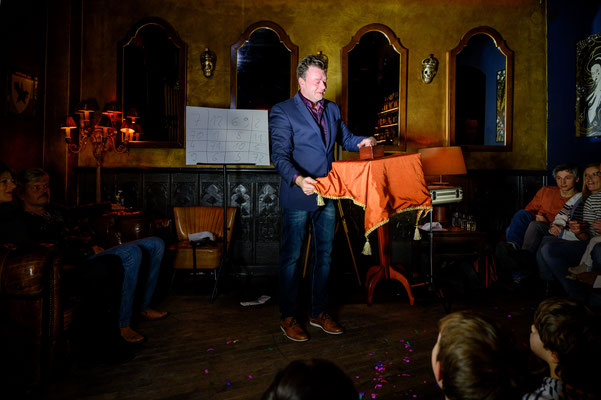 Die hohe Schule der Zauberkunst. Sebastian Sener unterhällt Ihre Gäste auf sehr hohen Niveau. Er zaubert bereits seit über 40 Jahren. Magier in Erfurt buchen.