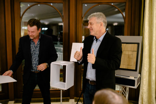 Exklusive Magie-Show für Ihre Firmenfeier oder Privatveranstaltung in Wiesbaden: Ein Zauberkünstler verblüfft Ihre Gäste mit interaktiven Tricks 🎩 und einzigartigen Effekten.