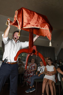 "In den verborgenen Gassen von Dietzenbach wandelt ein alter Zauberer, dessen Kräfte sich in den Schatten der Fachwerkhäuser verbergen und die Stadt mit einem geheimnisvollen Glanz erfüllen."