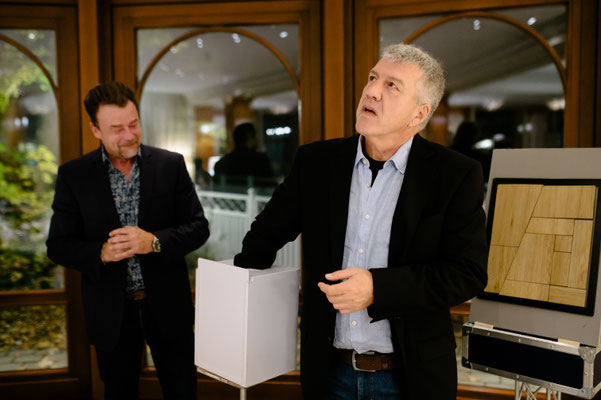 Seine Show geht über bloße Kartentricks hinaus und hat immer eine persönliche Note. Das Stadtallendorfer-Sebastian-Sener-Appeal. Verblüffend. Umwerfend. Hautnah. 