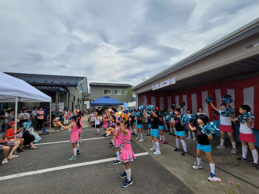 狭いステージながらも元気でにぎやかなチアダンス🎵（稲荷山プリティエンジェルズ様）