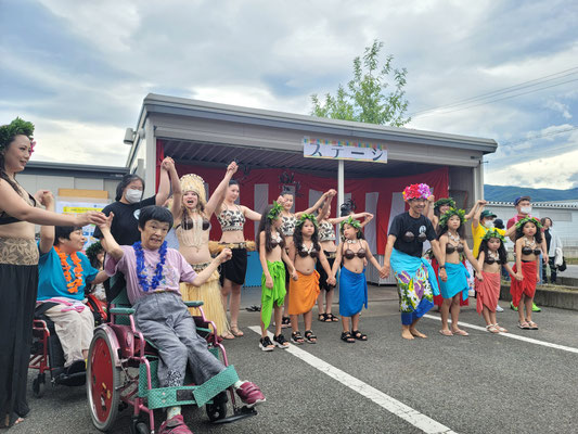タヒチアンダンスを会場のみなさんでコラボ💃（TE　ORA　API　TAHITI様）