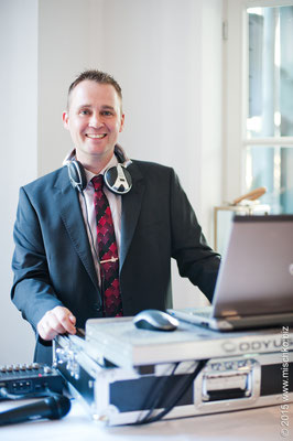 DJ Sven Stoffels am DJ-Mischpult bei einer Hochzeitsfeier im Kaiserbahnhof Brühl