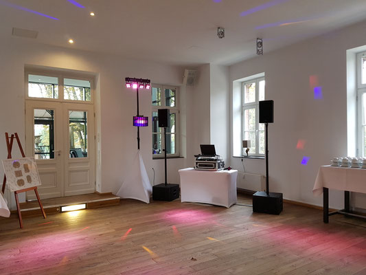 DJ mit Ton- und Lichttechnik für eine Hochzeit im Kaiserbahnhof Brühl
