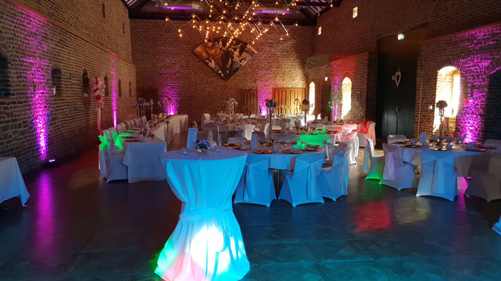 Buntes Uplighting für eine Hochzeitsfeier auf Schloss Burgau in Düren