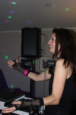DJane Jutta am Mischpult bei einer 80er Jahre Mottoparty