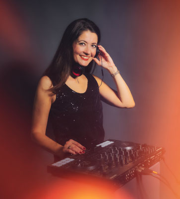 DJane Jutta Stoffels alias "JuSt DJane" mit Kopfhörer