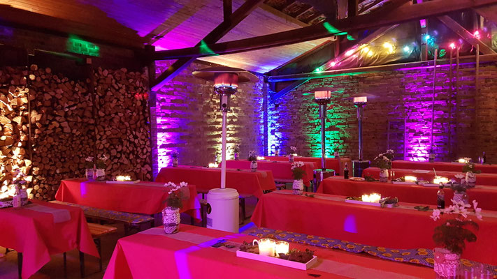 Hochzeitsfeier mit stimmungsvollem Uplighting in Kerpen in einer Scheune