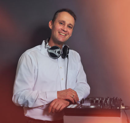 DJ Sven Stoffels aus Düren mit Kopfhörer und DJ-Mixer