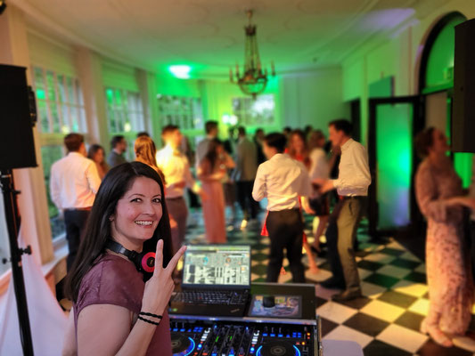 DJane Jutta während einer Hochzeitsparty auf Schloss Eulenbroich