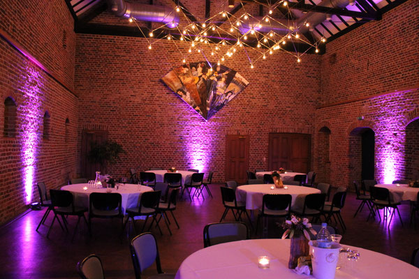 LED-Floorspots, magentafarbenes Uplighting auf Schloss Burgau in Düren