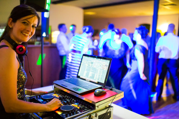 Discjockey Jutta Stoffels bei einer Hochzeitsparty auf Burg Bubenheim in Nörvenich
