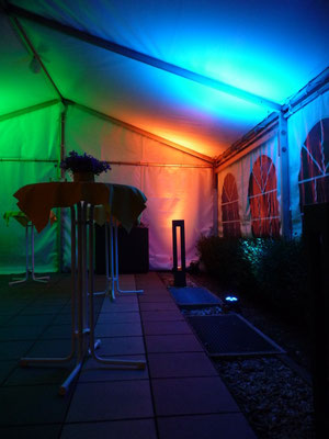 Moderne LED-Strahler (Uplighting) für Ambientebeleuchtung bei einem Event