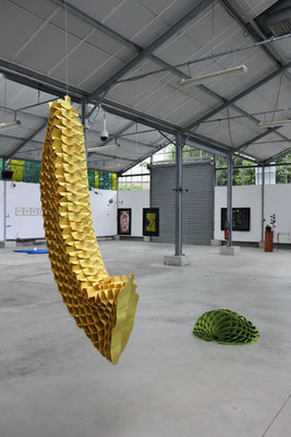 Mes plats Déployés, satin de soie haute-couture jaune d'or
