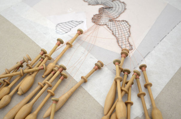 Pelure de clémentine en cours de création, technique de la dentelle aux fuseaux avec fils de cuivre