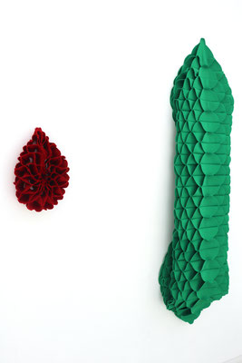 Mes Plats Déployés, 2021 et 2018. Sergé de laine haute couture rouge, Jersey '70 vert. Modélisme, couture. © Adagp