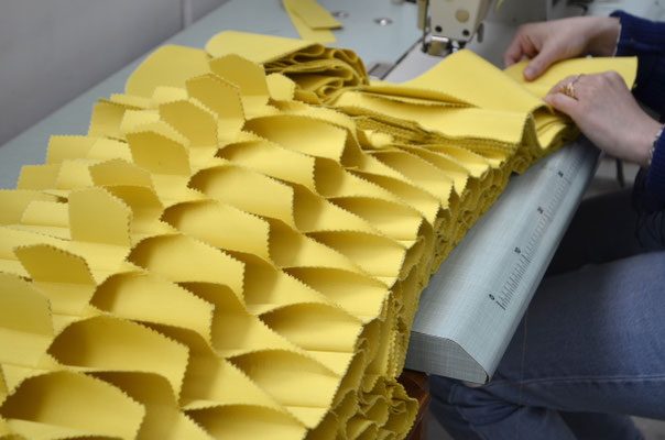 Mes plats déployés en cours de création, satin de soie jaune d'or