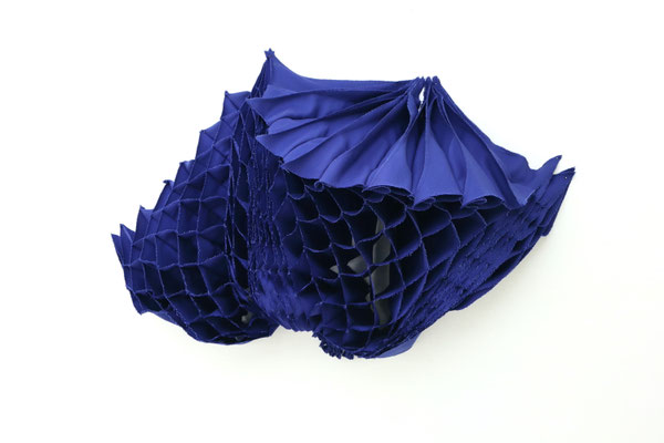 Mes Plats Déployés, 2021. Tissu polyester haute couture indigo. Modélisme, couture. © Adagp