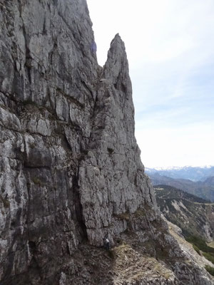rechts abgespalten der 1. Turm des unteren Westgrats, links davon in der Rinne der Anstieg zum Grat empor