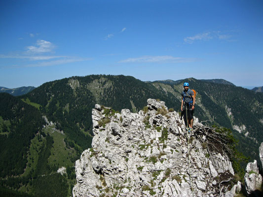 danach am scharfen Grat entlang