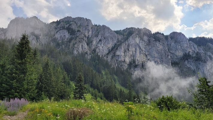 der erste Blick auf die Felswände der Tonion 