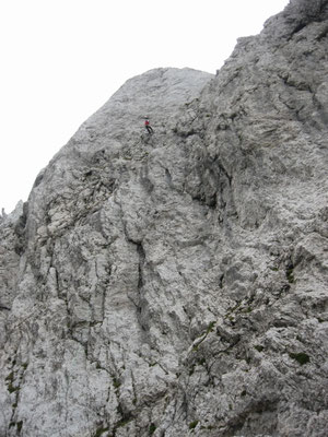 Abseilen nach der 11. Seillänge des Fledermausgrats zum Wandfuss