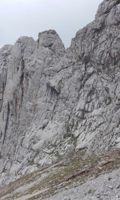 Blick zum Einstieg des oberen Westgrats auf der Südseite, im Bereich der großen Scharte
