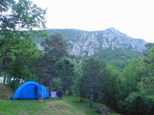 Am Camp Tura Campingplatz, direkt unterhalb der Felsen (Steber in Bildmitte)