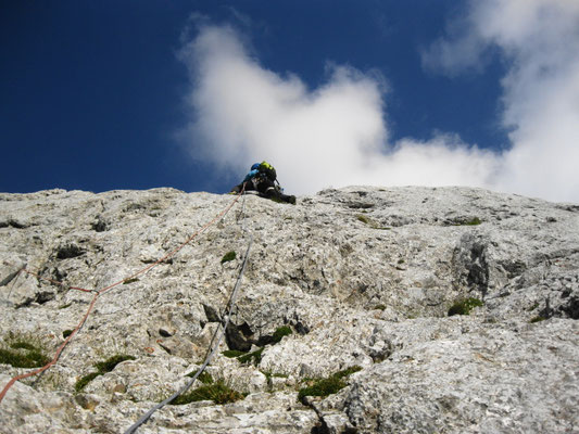 in der Westwand in zwei kurzen, genussvollen Seillängen zum Gipfel, 7. Sl