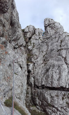7. Seillänge, im Kamin 3, Variante links am Band 4-
