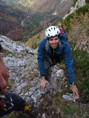 oberhalb der Plattenwand zum Zerbenband