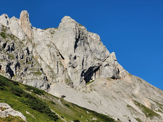 Ringmauer rechts, Turner-Bergsteiger-Turm links