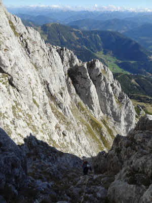 in der breiten Rinne der 2. Hälfte der Route (Ende 7. Sl)