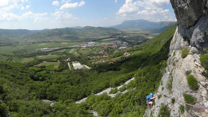 Blick ins  Vipava-Tal vom Ende der 2. Seillänge