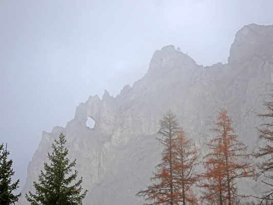 Aus dem Herbstnebel taucht das Messnerinloch auf