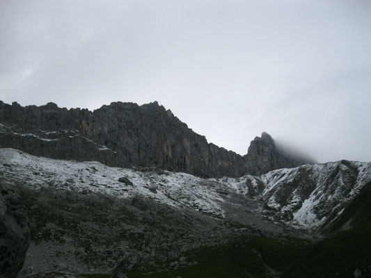 Blick zurScharnitzspitze, Schüsselkarspitze im Nebel