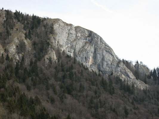 die Südwand des Schiefersteins, die Route verläuft im ganz rechten Wandteil