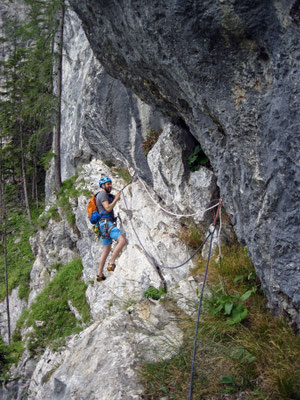 die erste Seillänge, zuerst steile Querung, danach Waldhang
