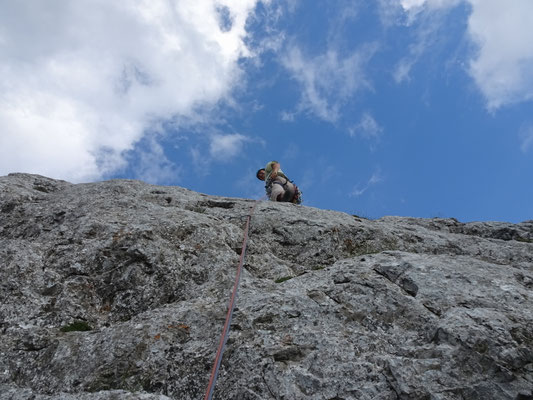 in der Westwand in zwei kurzen, genussvollen Seillängen zum Gipfel, 6. Sl