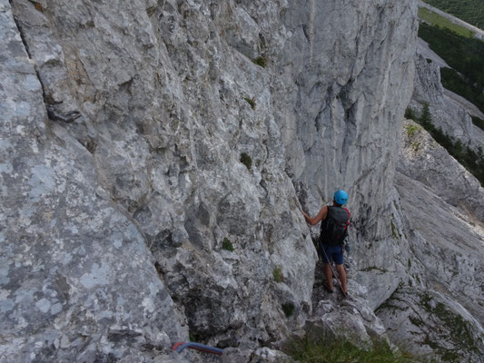 der Vorsteiger mit dem Blick ums Eck auf den Quergang