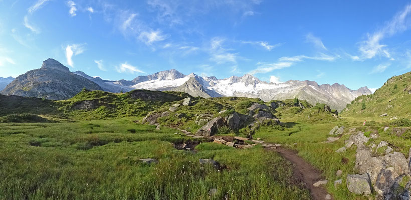 am Zustieg mit Blick zum Rossrugg-Grat und Turnerkamp (3420m)