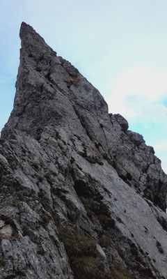 Blick zurück nach der letzten Sl (11. Sl), links (hier rechts) am Gratturm vorbei)