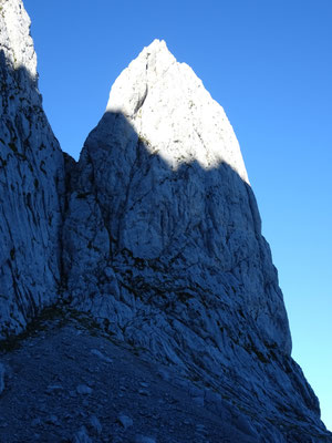 die Kaminrinne vermittelt den Anstieg (1. Sl), danach von der Scharte rechts hinauf zum höchsten Punkt 