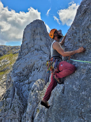 die schöne 7. Seillänge, im Hintergrund der Turner-Bergsteiger-Turm