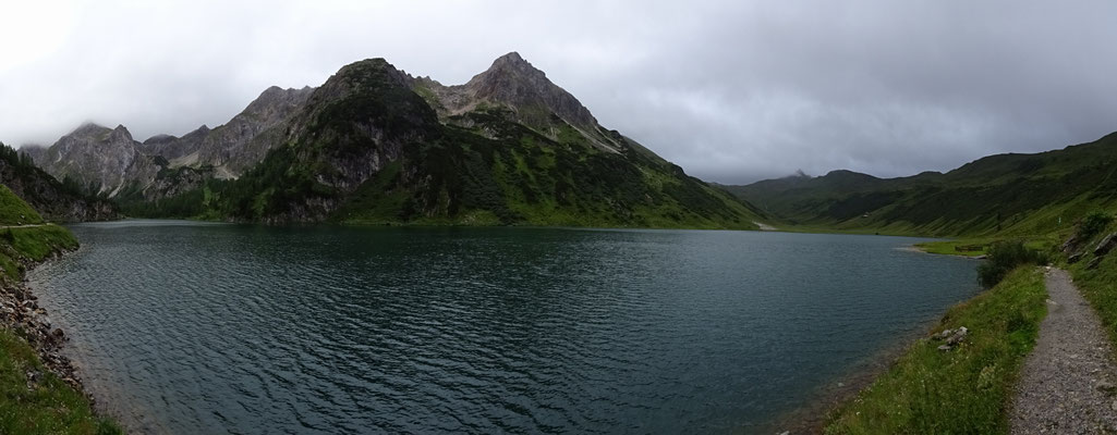 der idyllische Tappenkarsee, in Bildmitte der Weissgrubenkopf