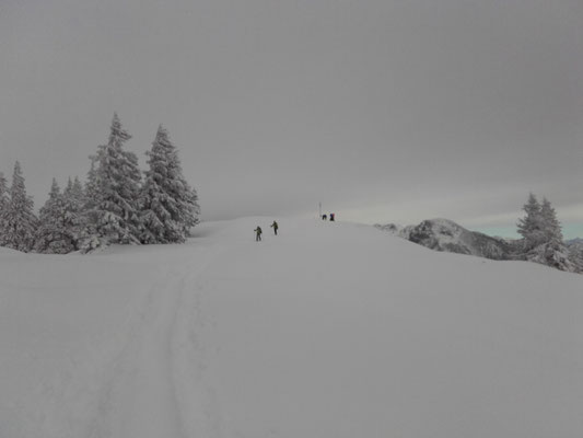Blick zum Gipfelkreuz