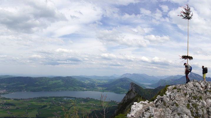 am Schober-Gipfel mit Maibaum